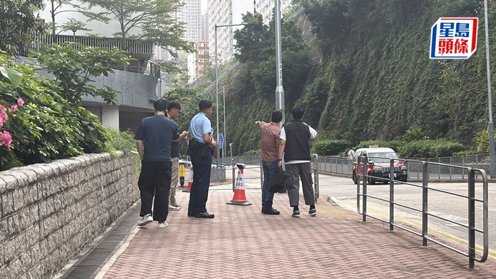 警员在案发现场调查。梁国峰摄