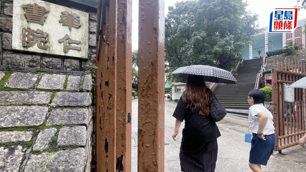 家长冒雨赶往心仪中学叩门，为学位尽最后努力。 陈浩元摄