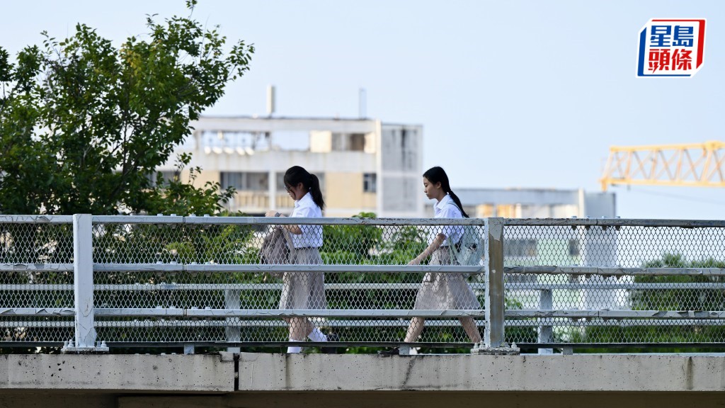 教育局表示,本學年接獲16間中學申請,擬下年度中一4班變5班。資料圖片