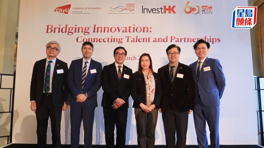 是次研討會暨交流酒會由香港政府駐倫敦經貿辦處長周雪梅（右三）及城大協理副校長（創新）及城大創新學院院長謝智剛（左三）擔任主禮嘉賓，並與英國倫敦帝國學院化學工程學系主任Omar Matar（左二）、城大協理副校長（企業）何頌賢（右二）及城大創新學院副院長郭致偉（左一）和劉特斌（右一）於台上合影。城大提供