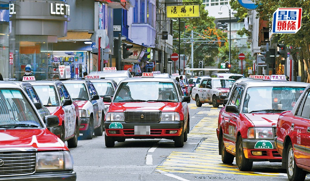 運輸署會在牌照條件中就車隊規模、車齡,以及車隊持牌人須提供的服務作出相關要求,提升乘客在預約和乘搭車隊的士方面的體驗。資料圖片