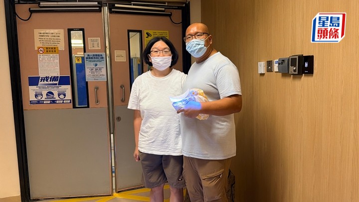 曾先生和關小姐今早探望Danny後，指他已退燒。梁國峰攝
