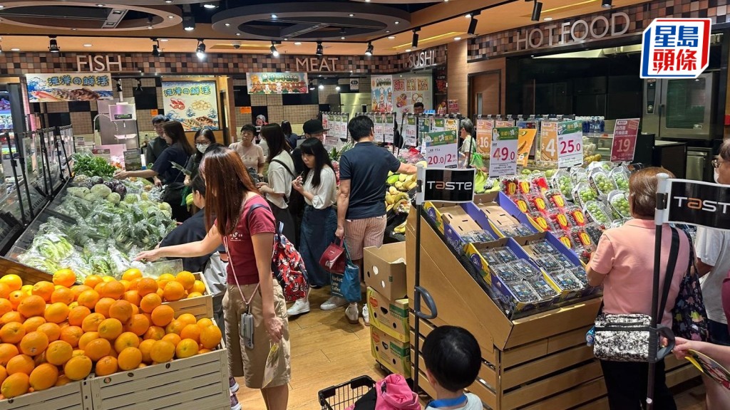 超市人头涌涌。