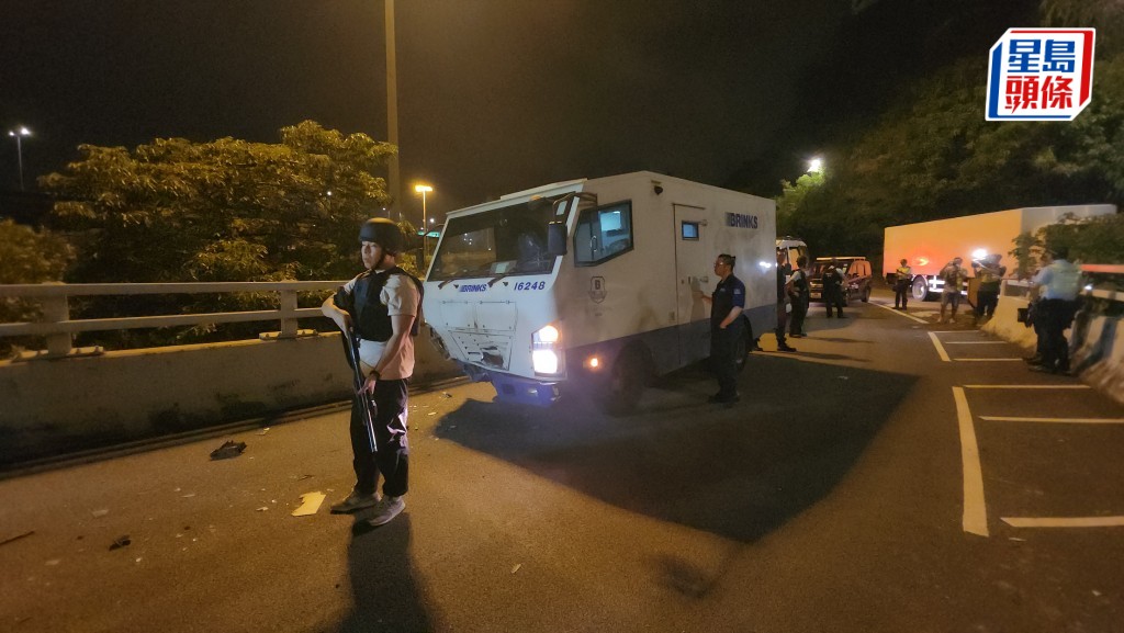 葵涌交匯處有解款車與的士相撞,警員持槍戒備。黎志偉攝