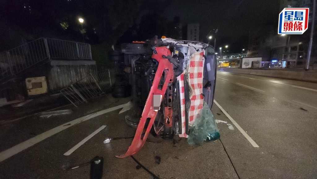 漆咸道北麵包車翻側兩人受傷,上月同一位置發生致命車禍。黎志偉攝