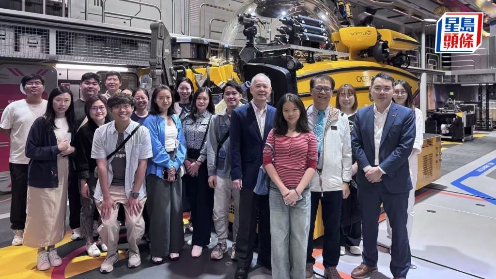 中大師生代表在活動當日登上OceanXplorer科考船參觀。中大提供