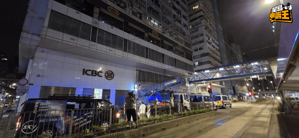 灣仔工程車升降台故障,兩工人被困「半空」。黎志偉攝 灣仔工程車升降台故障,兩工人被困「半空」。黎志偉攝