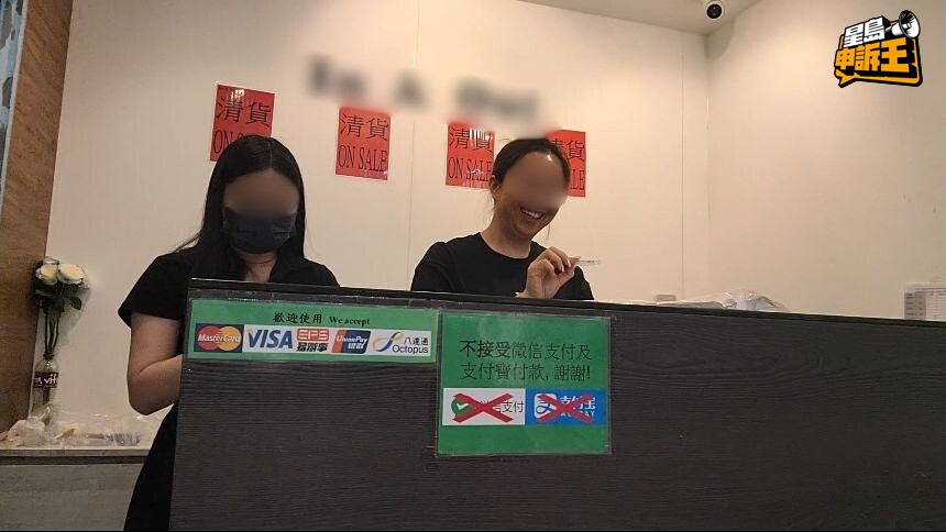 時裝店店員指門外集結的長者，有時會當街觀看色情影片。