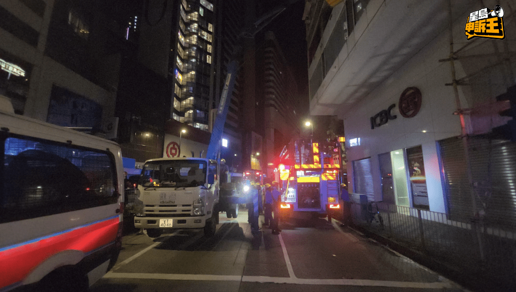 灣仔工程車升降台故障,兩工人被困「半空」。黎志偉攝 灣仔工程車升降台故障,兩工人被困「半空」。黎志偉攝