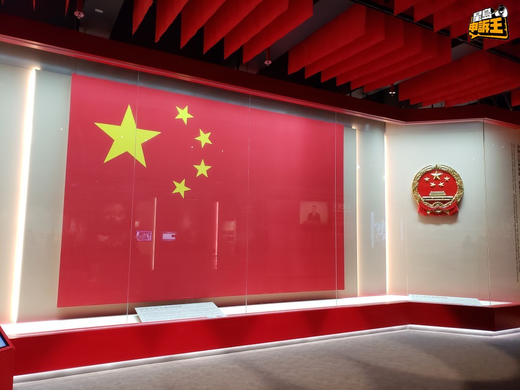 這支特大號國旗,是2020年6月30日,《香港國安法》公佈實施當晚,在天安門廣場裏飄揚的國旗。 這支特大號國旗,是2020年6月30日,《香港國安法》公佈實施當晚,在天安門廣場裏飄揚的國旗。