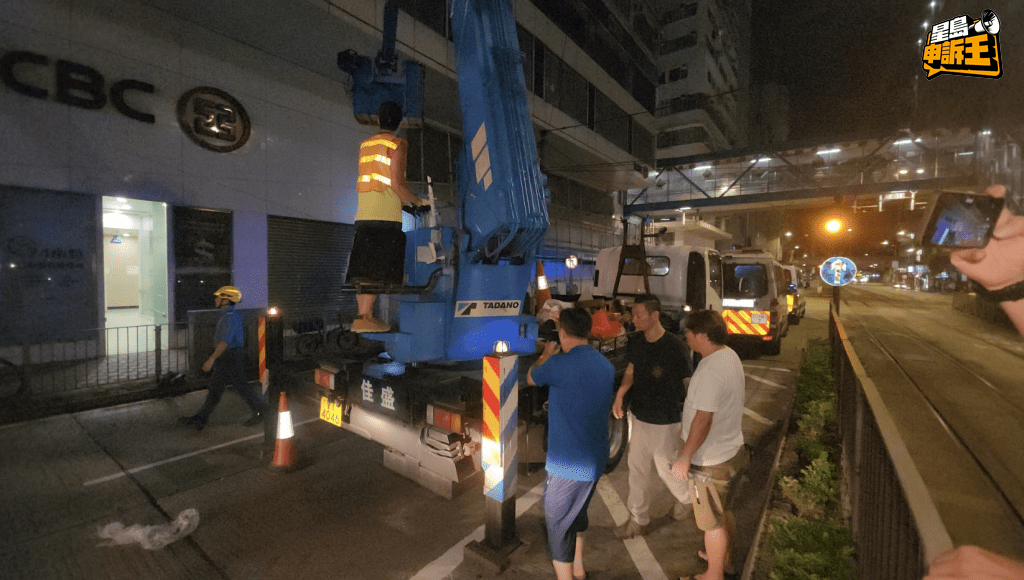 兩名被救下的工人(分別穿黑衣和短褲)。黎志偉攝 兩名被救下的工人(分別穿黑衣和短褲)。黎志偉攝