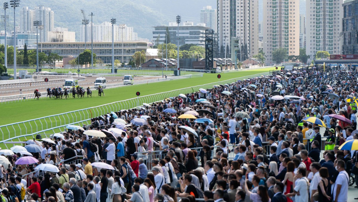 十一國慶|賽馬日旅客人數破萬 創歷來賽馬日新高 投注額逾15.6億 十一國慶|賽馬日旅客人數破萬 創歷來賽馬日新高 投注額逾15.6億