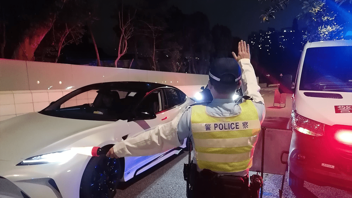 警飛鵝山反毒品巡邏 設路障查車兼出動無人機巡視