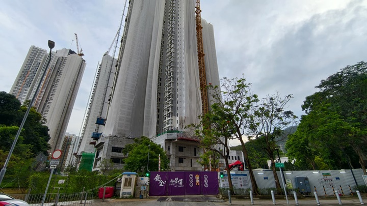 屯門地盤男清潔工報稱遇襲  被推落兩米深處受傷送院