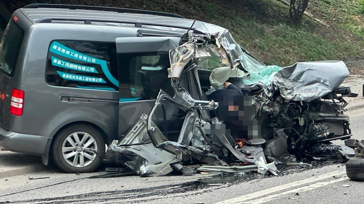 屯門龍門路泥頭車撼私家車   司機傷重昏迷被困
