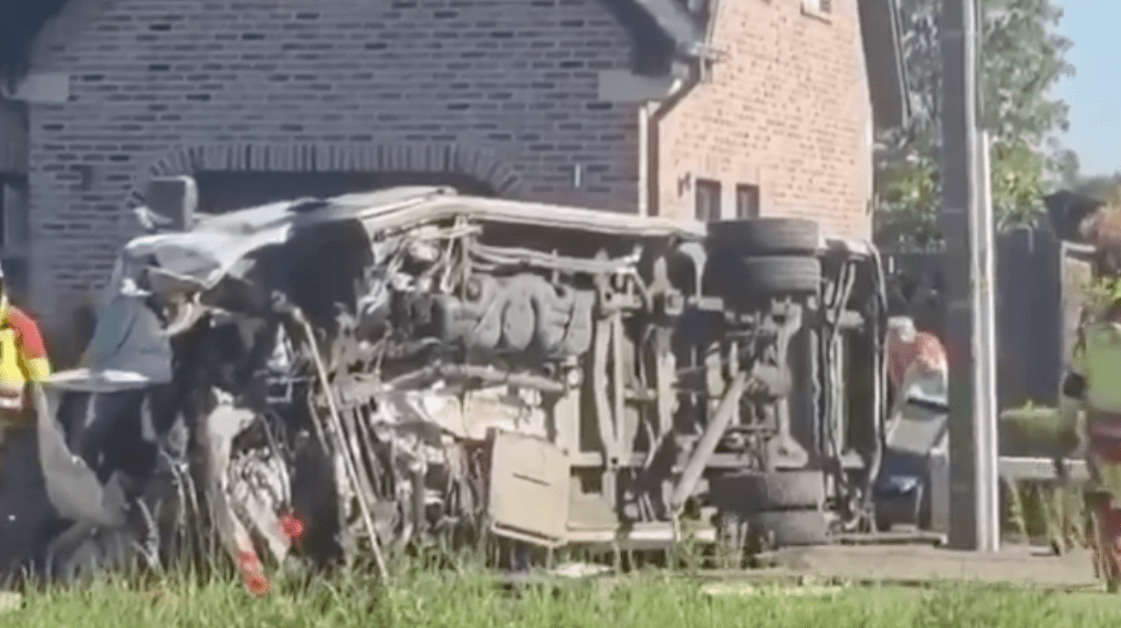 比利時火車撞校巴 釀至少4死