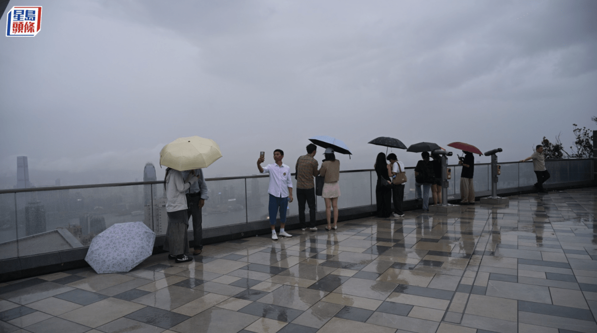 天文台發黃色暴雨警告信號 葵青區雨勢特大或現嚴重水浸 料強陣風吹襲