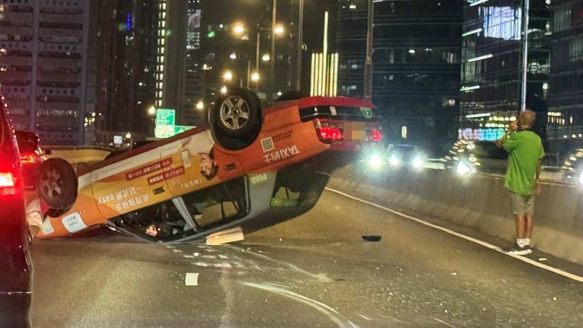 車Cam直擊|觀塘繞道的士直路切線時自炒 四輪朝天司機輕傷