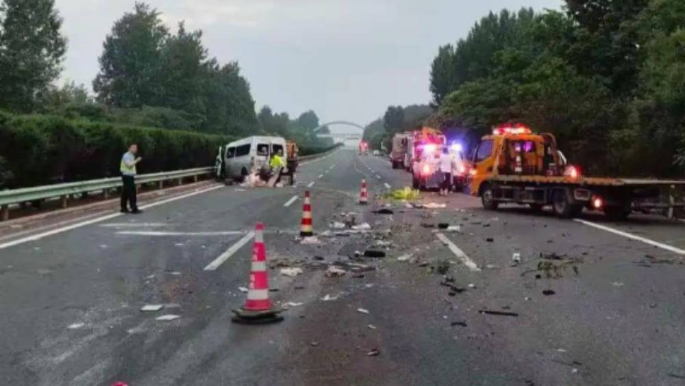 河南9座「白牌」小巴載16人  公路狂撼貨車致13死3傷