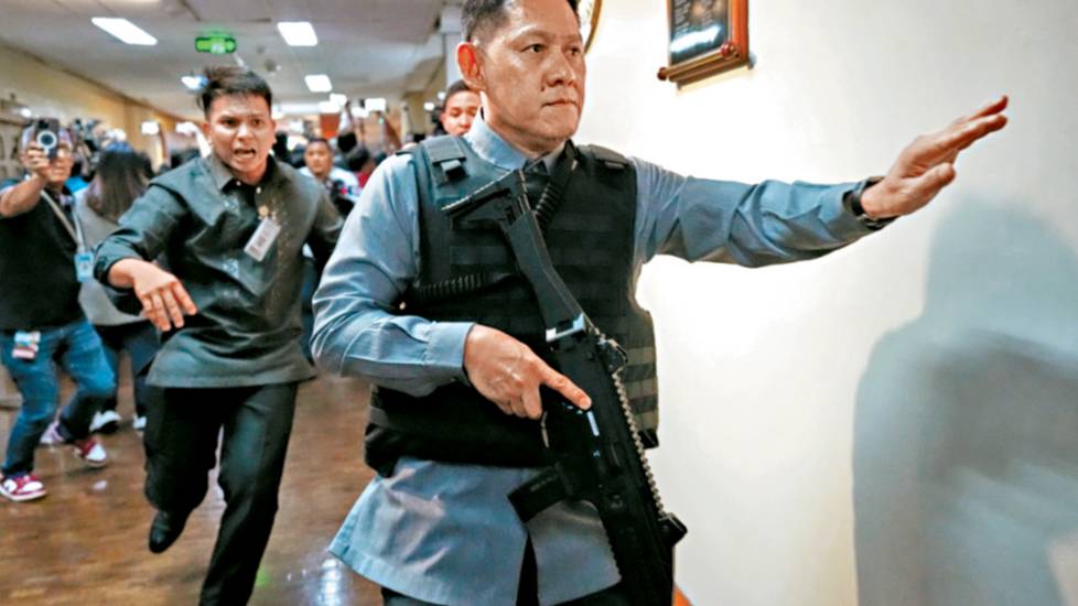 菲參院警隊與調查局對峙 總統府指互鳴槍示警