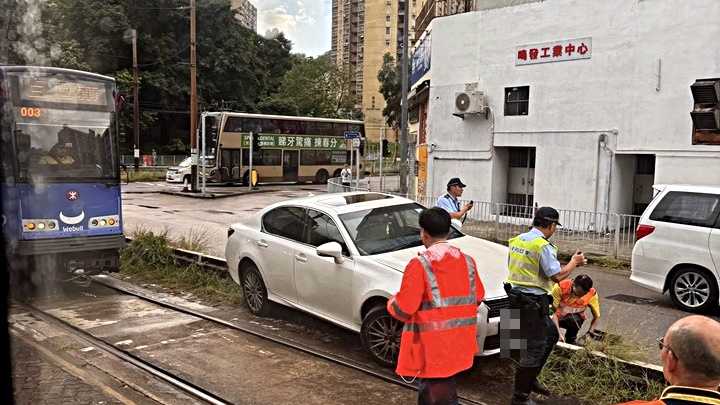 屯門私家車失控剷上輕鐵路軌  司機棄車逃去