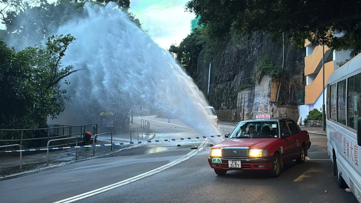 北角天后廟道爆水管 水柱逾10米高橫跨雙線 車輛借咪錶位駛過
北角天后廟道有水管爆裂。今日（13日）凌晨約4時40分，天后廟道近144號雲峯大廈對開一段地下水管突然爆裂，大量淡水由地面湧出，水柱一度噴射逾10米高，來回交通一度受影響。 現場所見，天后廟道西行行車線路面有水湧出，水柱以斜角猛烈噴出，覆蓋部分西行線，並噴向對面東行方向，水花四濺，雙向行車均受到影響。警方其後以封鎖帶圍封爆裂位置，並封閉西行方向部分行車線。 由於爆裂位置旁邊設有一列咪錶泊車位，車輛