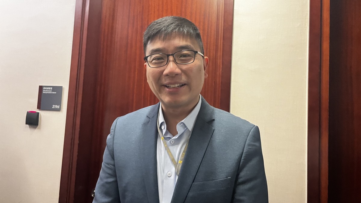 在京私人聚餐缺席主席選舉遭李慧琼「照肺」？ 李浩然澄清 : 行程非為應酬  無收主席警告