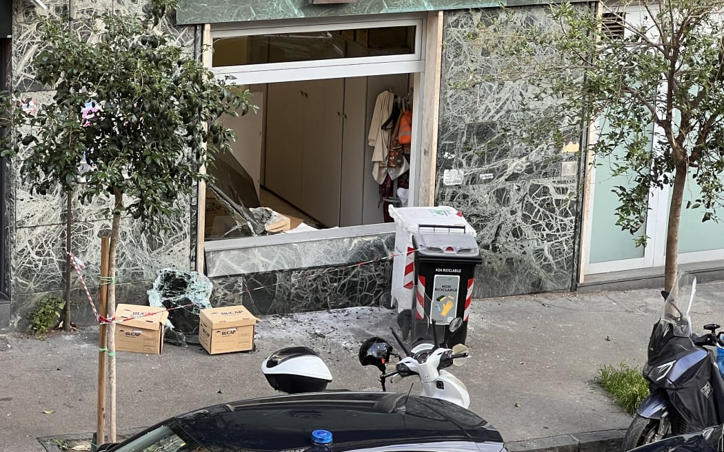 意大利銀行劫案 | 3匪挾持25人質達2小時 掠保險箱財物後逃逸