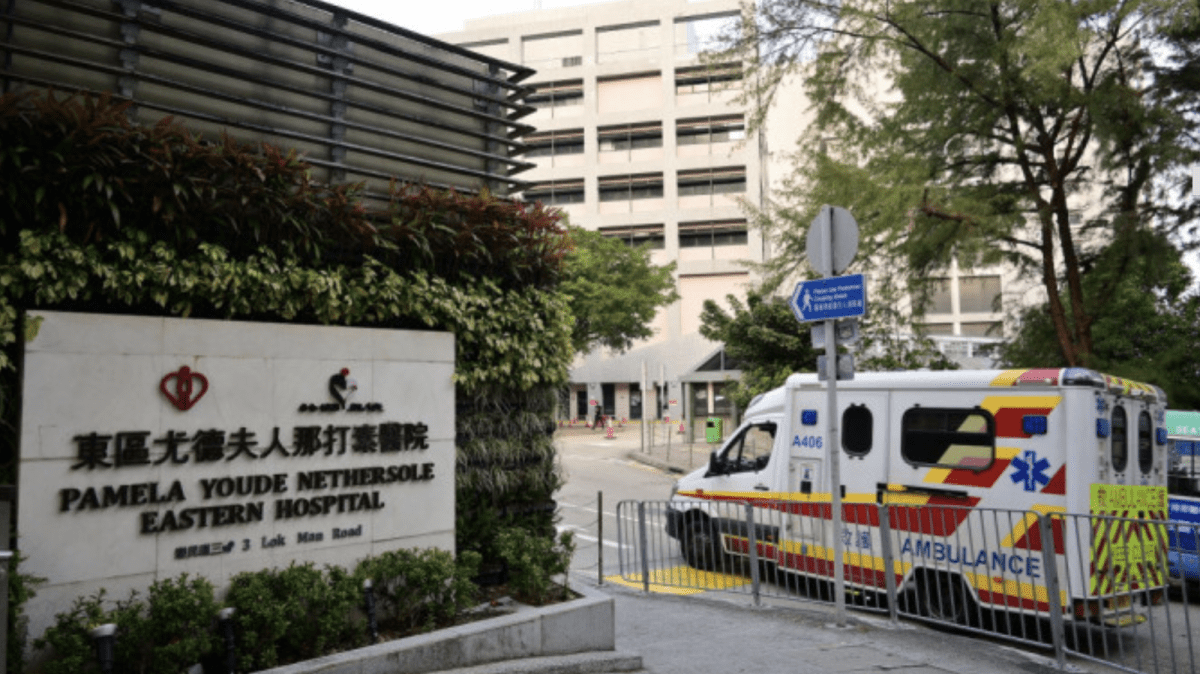 北角英皇道女途人捱巴士撞 四肢擦傷送院