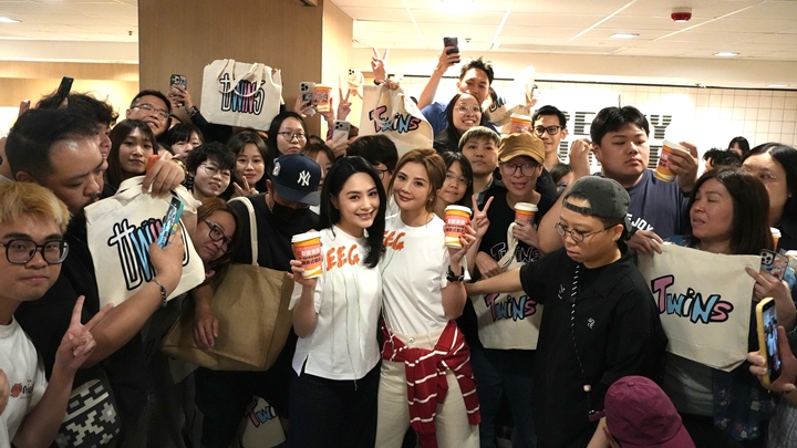 25+英皇群星演唱會丨Twins接力落區派奶茶零距離冧fans 粉絲霸定頭位等足四粒鐘