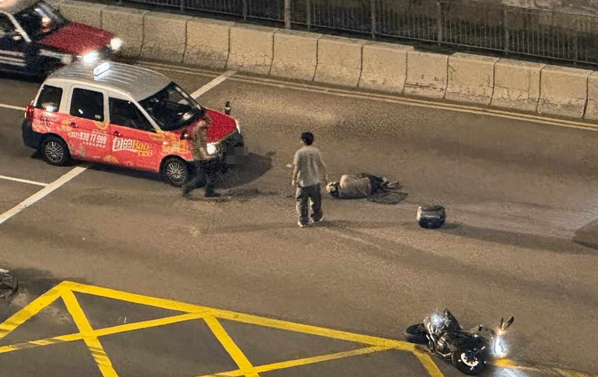 青衣鄉事會路爆完水管爆車禍 深夜兩車相撞 鐵騎士受傷送院