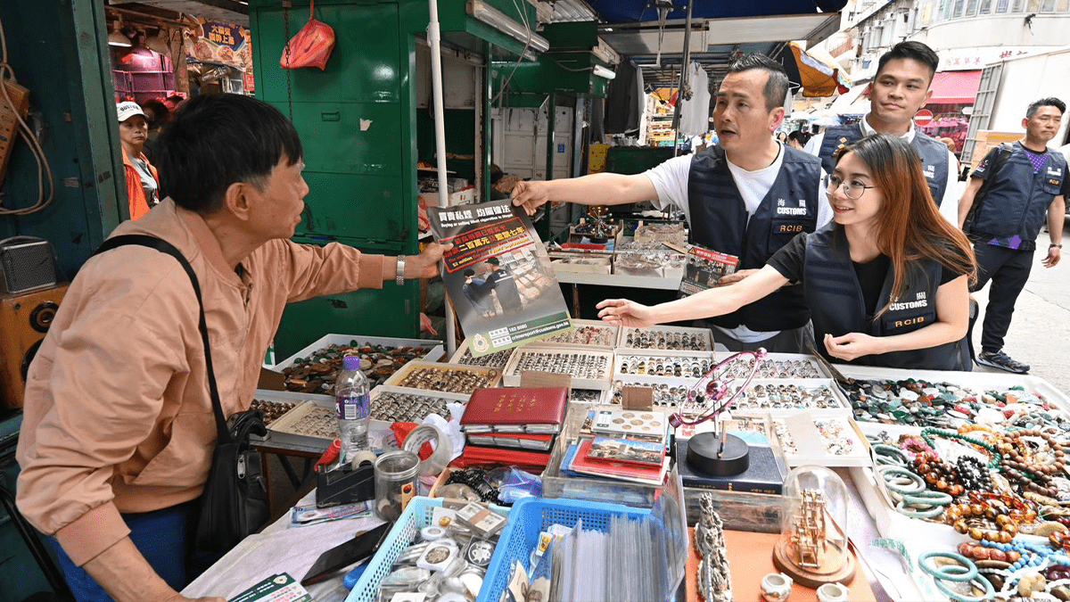海關深水埗向報販及零售商販派傳單 提高市民反私煙意識