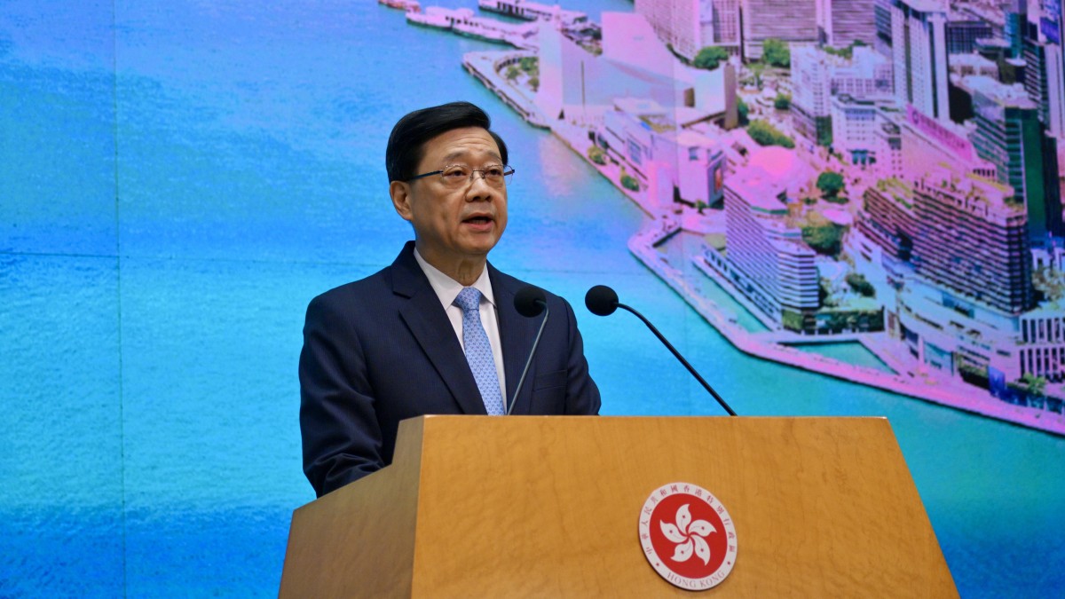 直播︱李家超行會前見記者