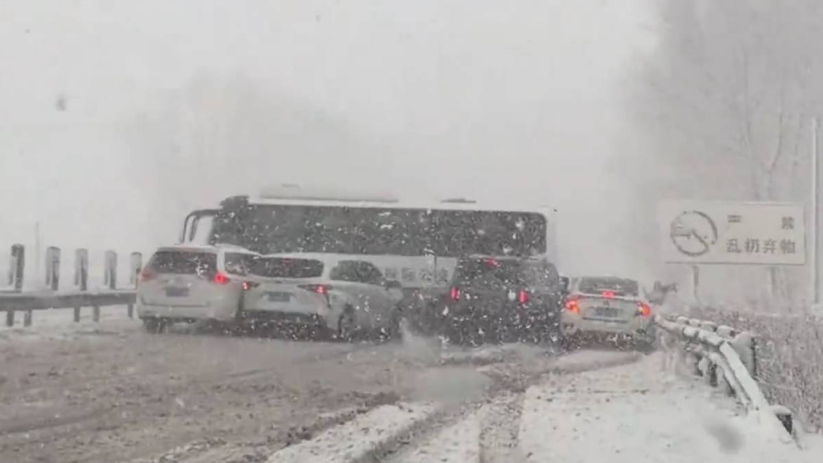 吉林琿烏高速小巴雪中打滑變「攔路虎」  數十車串燒相撞救護車跌路邊溝︱有片
