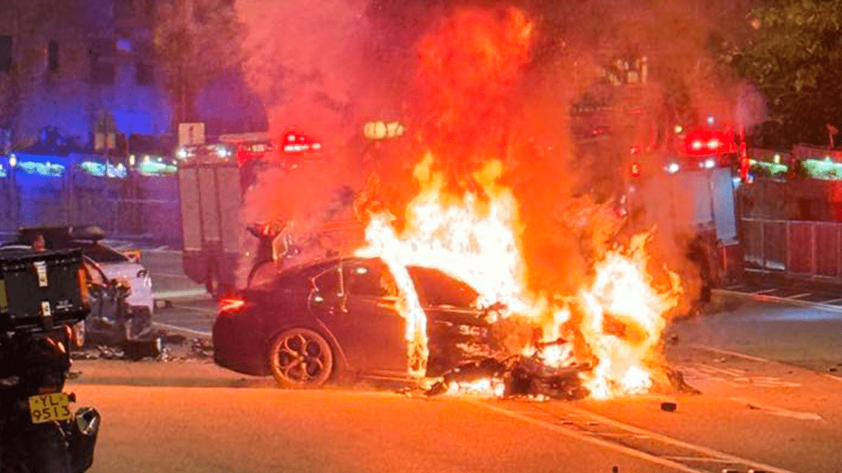 沙田私家車越線猛撼Tesla 車頭陷火海變廢鐵 女司機送院