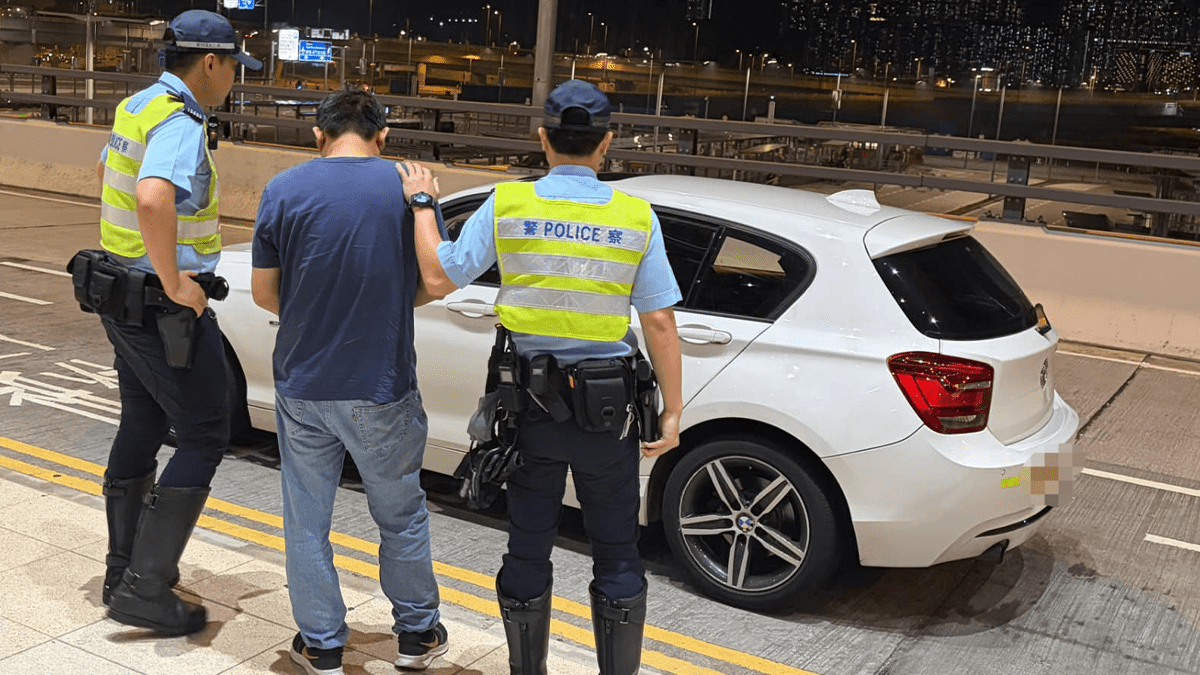 警放蛇打擊白牌車 荃灣去港珠澳口岸 兩司機被捕