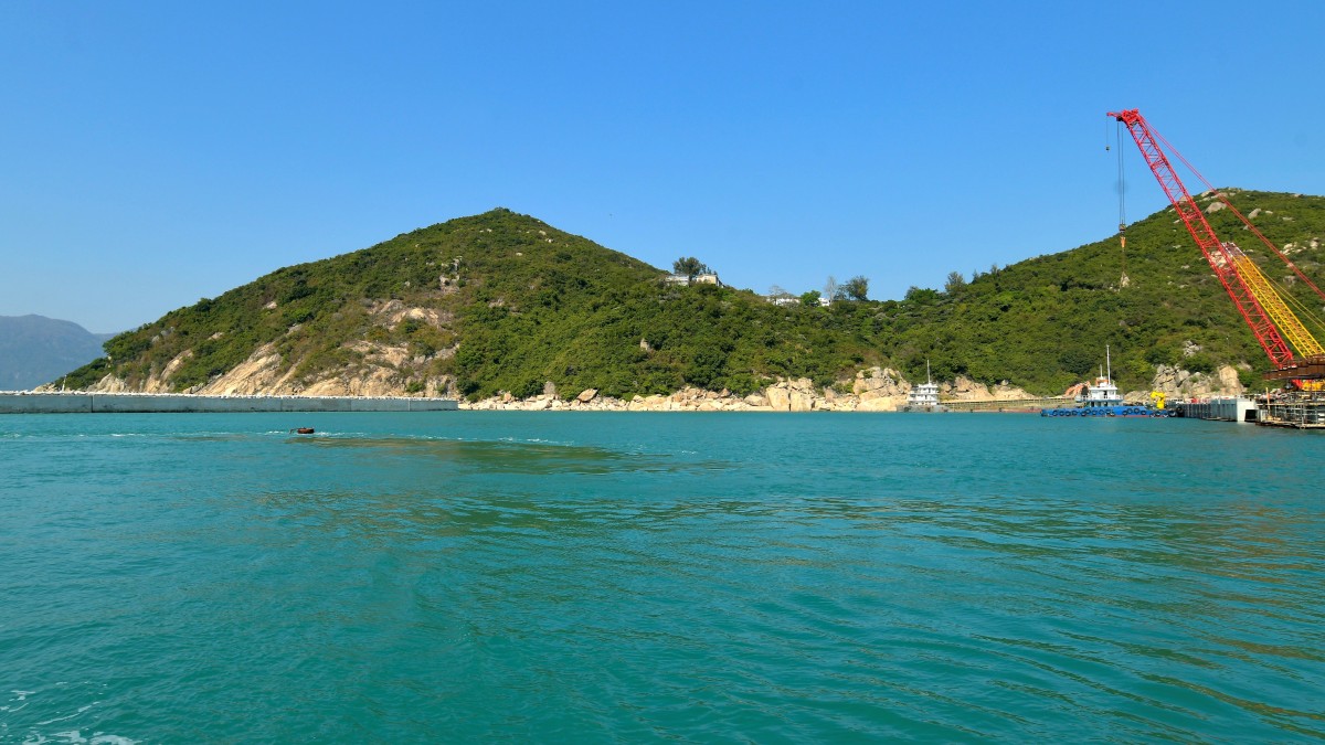 石鼓洲人工島地盤男工墮樓 清醒送院