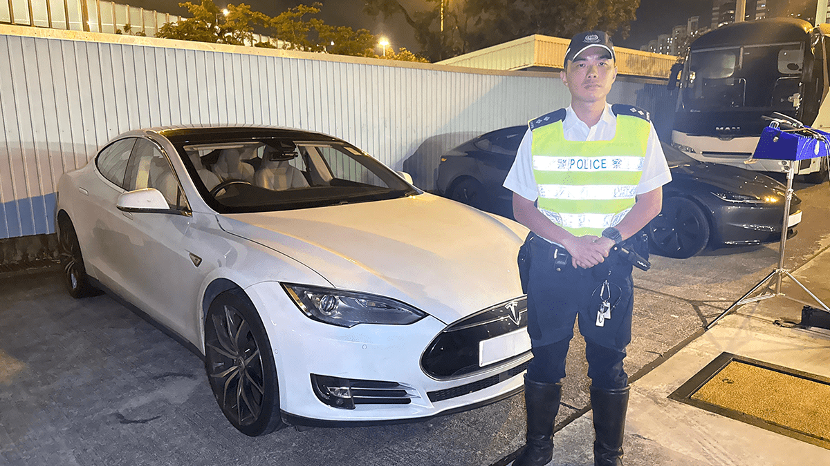 警柴灣放蛇打擊白牌車 拘兩本地男司機扣查Tesla 警柴灣放蛇打擊白牌車 拘兩本地男司機扣查Tesla