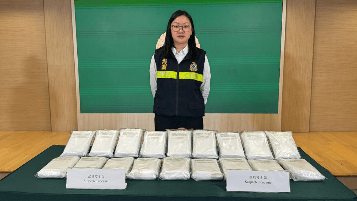 16歲女學生孖男待應南非抵港 手提行李藏$1500萬可卡因遭海關拘捕