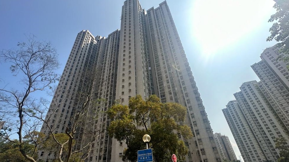 黃大仙瓊麗苑走廊牆壁告示有燒焦痕跡 警列縱火跟進