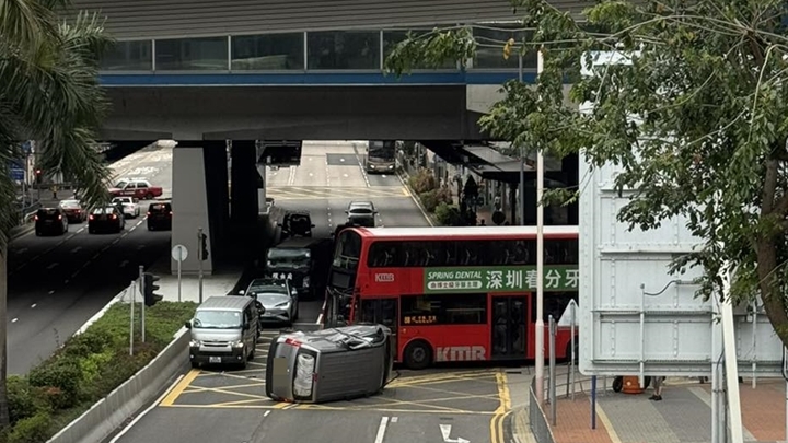 大圍站外貨Van與九巴相撞後翻側 司機一度被困