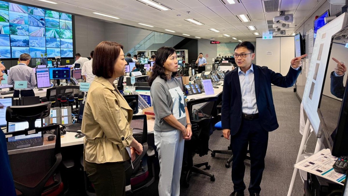 颱風樺加沙︱陳美寳視察運輸署及路政署緊急中心 保障市民安全交通運作 颱風樺加沙︱陳美寳視察運輸署及路政署緊急中心 保障市民安全交通運作