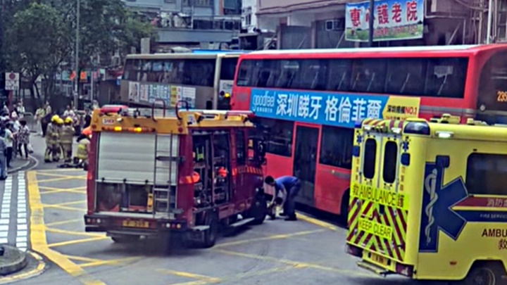 葵涌石蔭路男子被巴士撞倒 捲落車底受傷