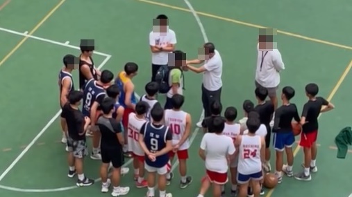 名帥翁金驊疑粗暴體罰男生 捉左手自摑、怒扔外套 議員促交代