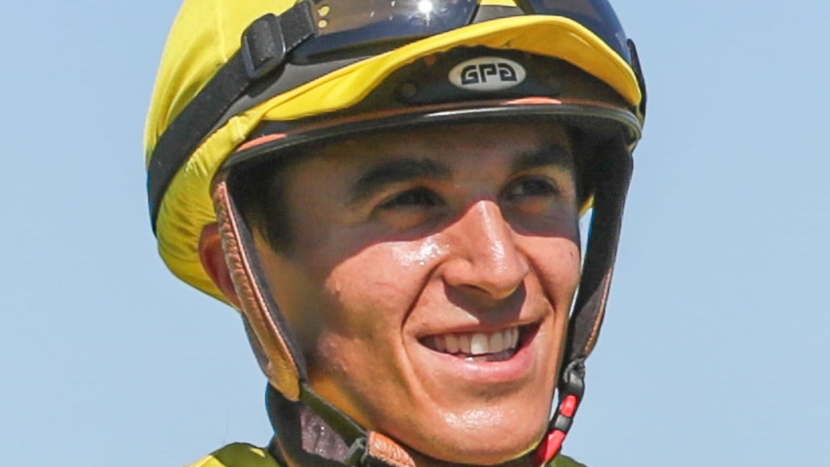 Dong Minglang and Tian Taian Make First Appearances as Overseas Jockeys in Hong Kong Horse Racing