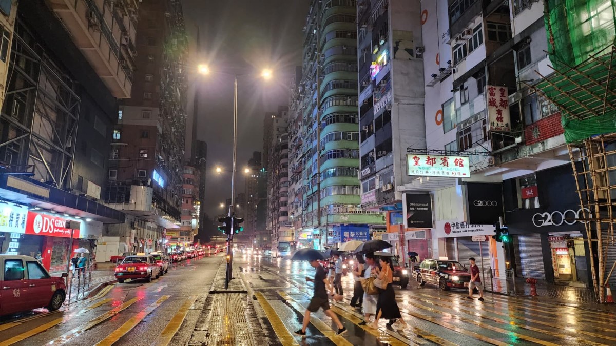 天文台凌晨03時50分改發黃雨警告 一度掛黑雨2個半小時