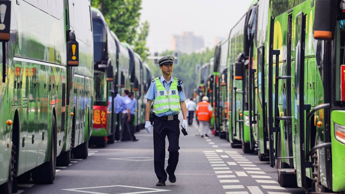 全國高考2026︱多地推遲上班保通行   教育部長北京調度全國高考工作