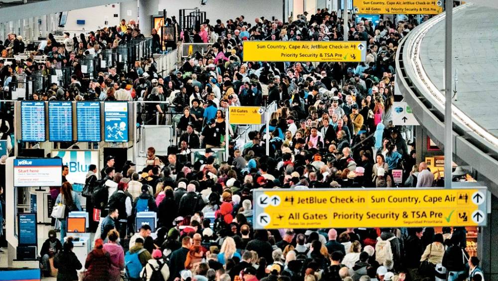 美國機場安檢大排長龍 特朗普下令ICE支援