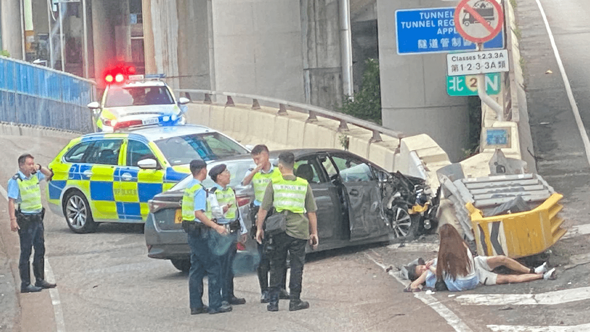 觀塘繞道私家車自炒撞壆 男司機受輕傷躺地待救