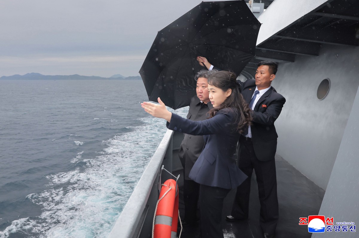 金正恩攜女兒視察驅逐艦試航 強調迅速加強海軍力量